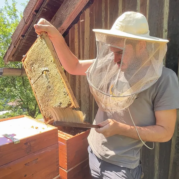 Jungimker Matthias bei der Honigernte