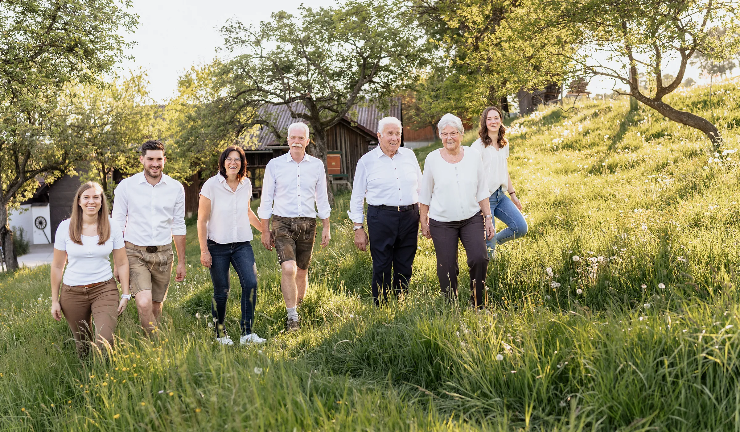 Familie Gruber, Gruppenfoto auf einer Wiese