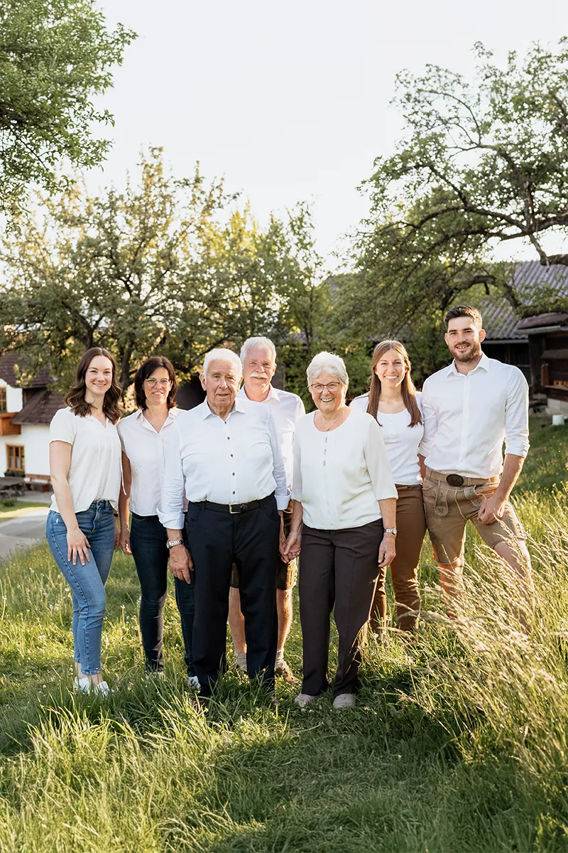 Familie Gruber, Gruppenfoto in einer Wiese