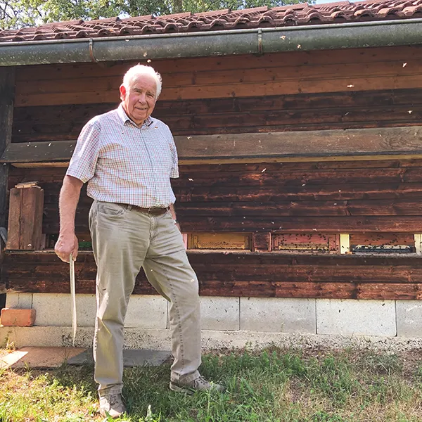 Bienenopa Franz vor seiner Bienenhütte